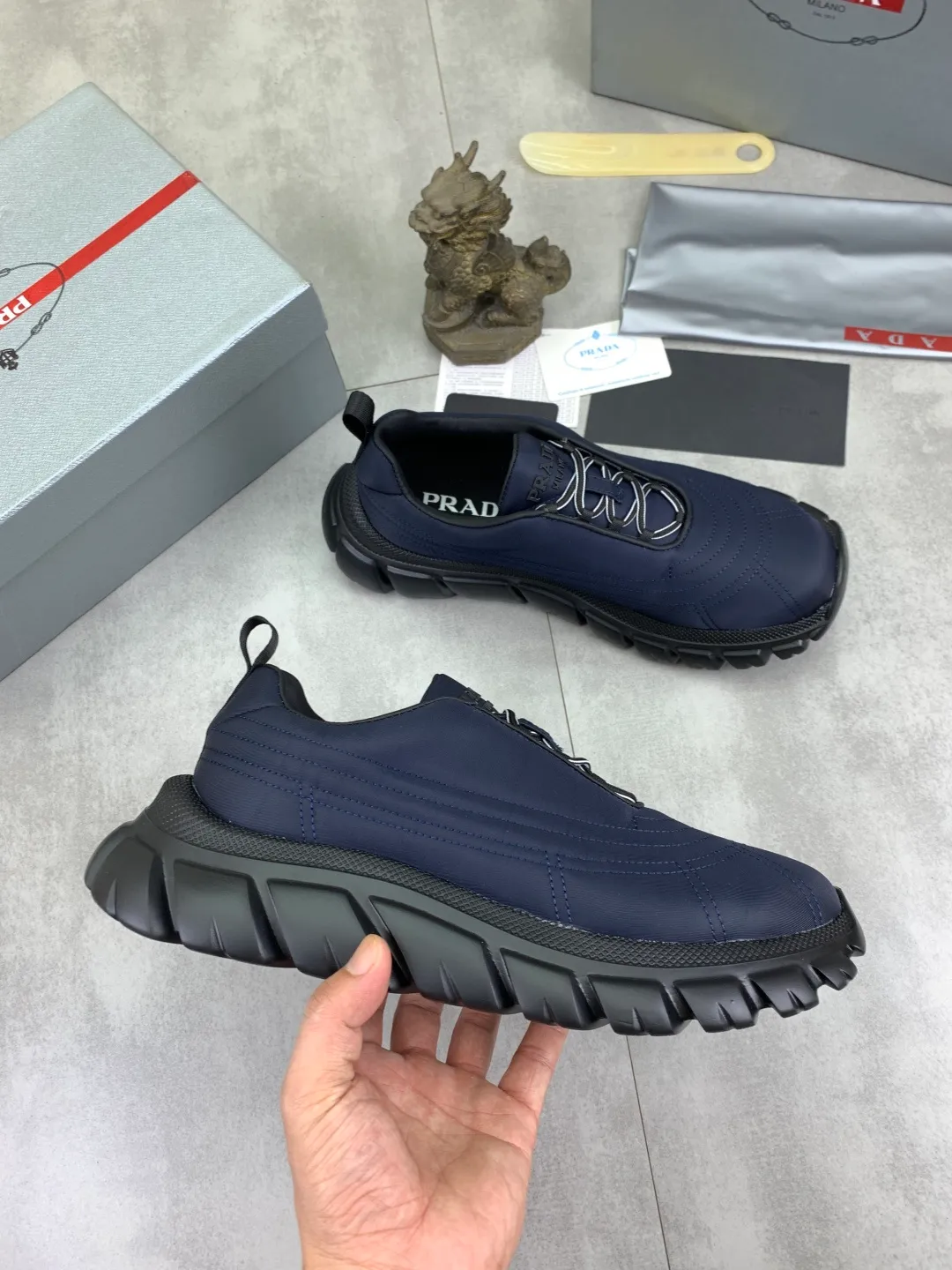 Men's shoes 💰P560💰[New style] popular models are on the official website, 🆘 Trendy brand (Prada) mainly promotes popular models, avant-garde and versatile fashion men's shoes private version mold opening, cowhide surface splicing 1:1.. Fashionable and simple, original imported cowhide lining cowhide feet; the atmosphere and personality are more fashionable, eye-catching and pursuing class. It will subvert the old idea and be a must-have for fashionistas with you! Must keep it for yourself! Tall and comfortable, large and low, high-end quality workmanship. Size: 38-44 5️⃣colors available.